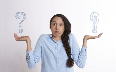 Korporacja czy Urząd? Dwaj giganci rynku pracy w pojedynku na absurdy i zalety!